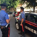 Prima la aiuta e poi la violenta, denunciato