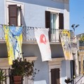 “L’Arte nel Vento” a Ruvo di Puglia: il rito dei balconi si fa visione contemporanea - LE FOTO