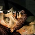 Antonio Marinelli analizza la statua del Cristo Morto custodita nella Chiesa del Carmine