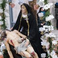 La Pietà e il Cireneo, gli ultimi attimi della Settimana santa. FOTO