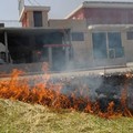 Un campo comunale prende fuoco, una nube nera avvolge la zona artigianle FOTO