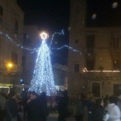 Una sera al Villaggio di Babbo Natale: ecco la gente che balla in strada