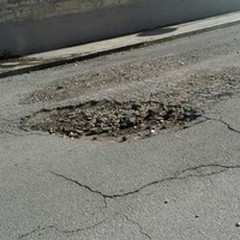 Buche e asfalto divelto, un pericolo per auto e cittadini
