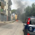 Auto in marcia prende fuoco: momenti di paura per la conducente