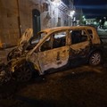 Auto in fiamme nella notte in via Griffi, colpita una Renault Scénic