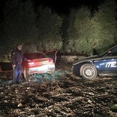 Ladri si schiantano contro un albero dopo inseguimento