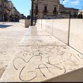 Panchine imbrattate in piazza Matteotti, due cittadini le ripuliscono