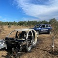 Un'altra auto nelle campagne di Ruvo di Puglia: cannibalizzata e bruciata