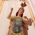 San Michele Arcangelo torna al suo splendore: restituita ai fedeli la statua restaurata – LE FOTO