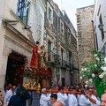 La processione dei Santi Medici riempie le strade di Ruvo di Puglia – LE FOTO