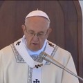 Il Papa ricorda don Tonino Bello e loda la Puglia: «Ha il mare più azzurro che abbia visto»