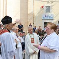 I Santi Medici si fermano alla RSA Spada: l’abbraccio di Ruvo ai suoi anziani - LE FOTO