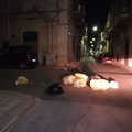 Passaggio bloccato dai secchetti della spazzatura in via Amendola