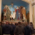 L’uscita dalla nicchia degli Otto Santi, il rito silenzioso della Confraternita di San Rocco - LE FOTO
