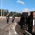 Camion si ribalta sulla Corato - Ruvo di Puglia - Bisceglie