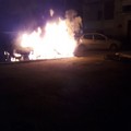 Due auto a fuoco in via Pirandello