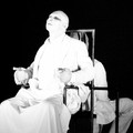 Una stanza bianca nel Teatro comunale di Ruvo: è “Al Presente” di Danio Manfredini