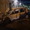 Auto in fiamme nella notte in via Griffi, colpita una Renault Scénic