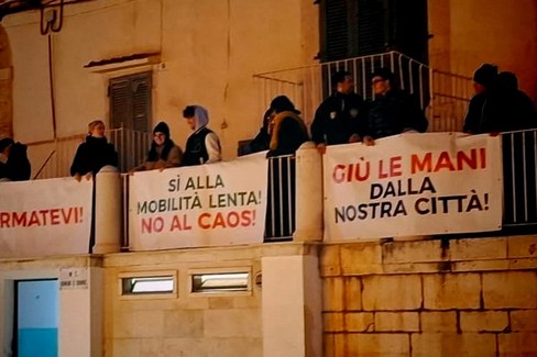 Protesta contro le piste ciclabili