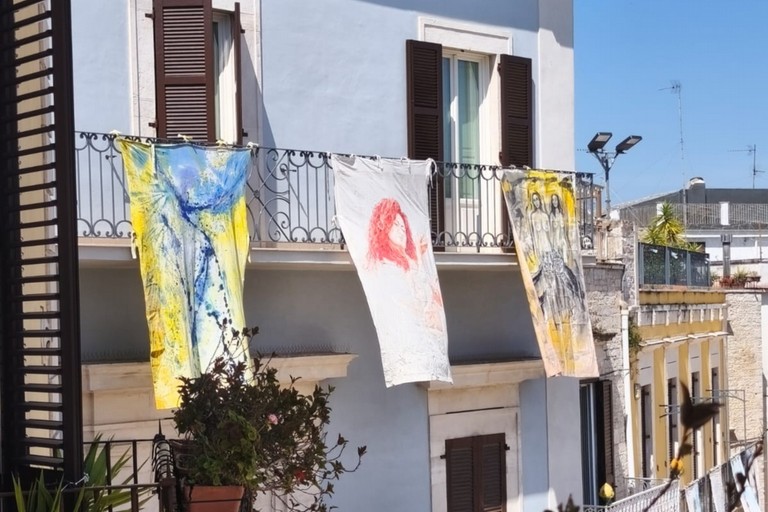 “L’Arte nel Vento” a Ruvo di Puglia: il rito dei balconi si fa visione contemporanea - LE FOTO
