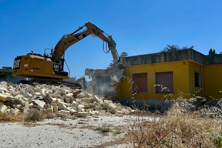 Verso il nuovo polo scolastico per l'infanzia a Ruvo di Puglia: al via le demolizioni