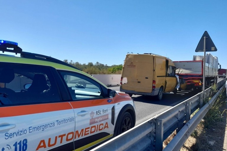 Schianto tra un furgone e un tir sulla sp 231