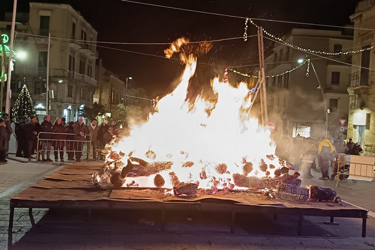 Falò di piazza Matteotti. <span>Foto Teresa Fiore</span>