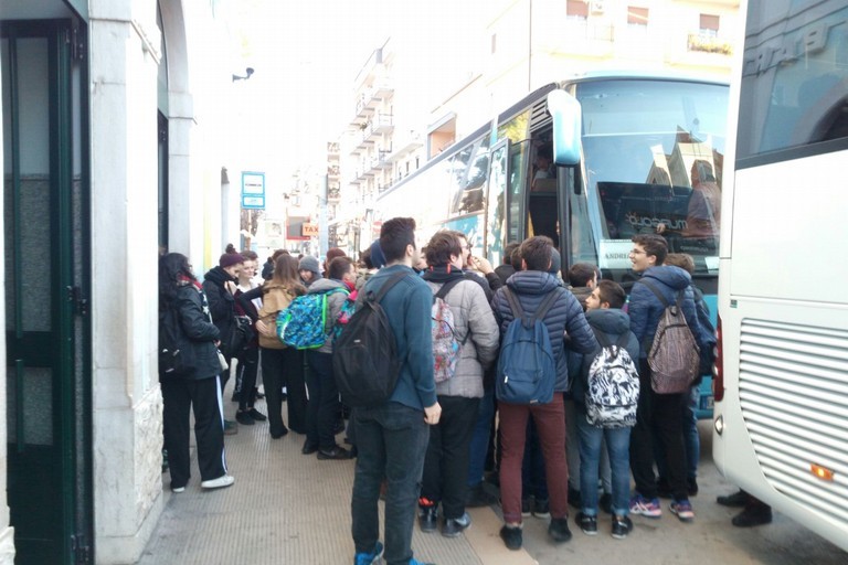 Affollamento in attesa degli autobus - immagine di repertorio