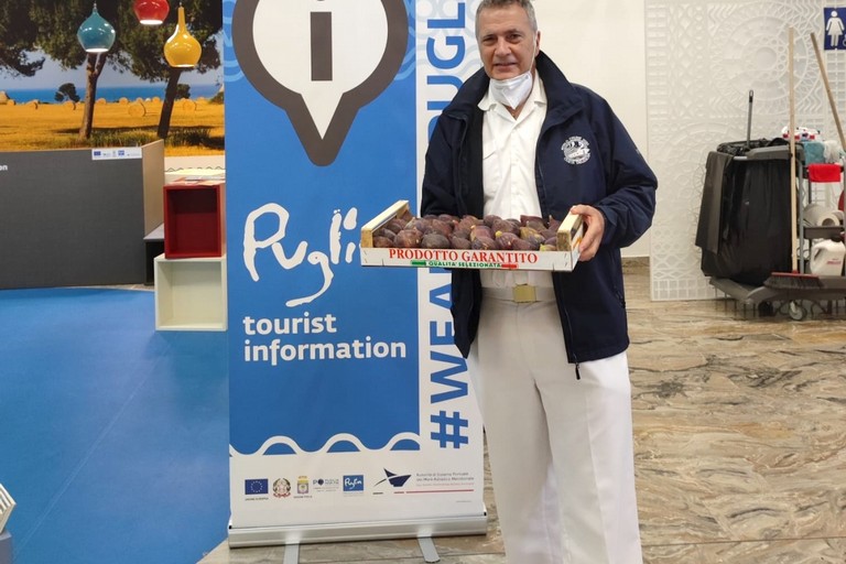 GIUSEPPE MAZZONE CON I FIORONI NERI NEL PORTO DI BARI