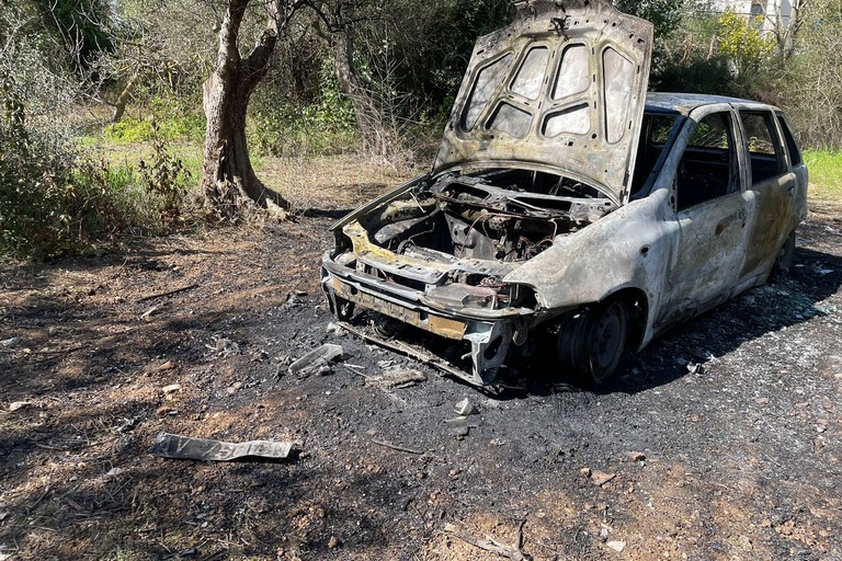 La Fiat Punto incendiata in località Pozzo Rosso