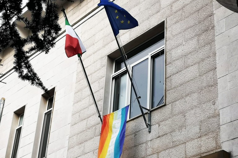 Bandiera esposta al comune