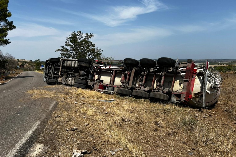 Incidente sulla Ruvo-Altamura: camion ribaltato in curva, strada chiusa per diverse ore