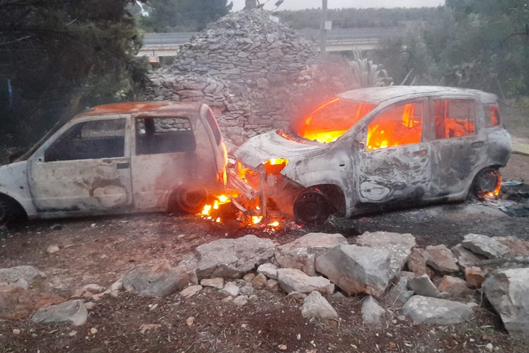 Auto incendiate, trovate le carcasse: una era stata rubata a Ruvo