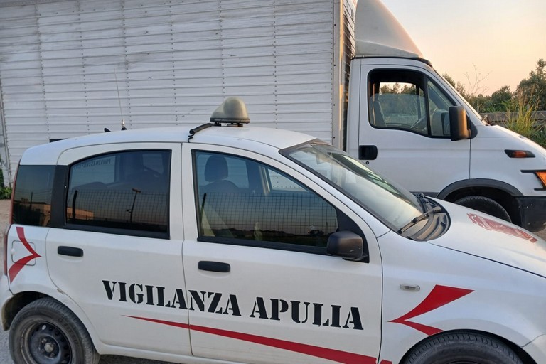 Il furgone recuperato dalla Vigilanza Apulia