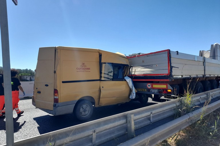 Dopo l'impatto resta incastrata tra le lamiere: morta, lavorava a Ruvo di Puglia