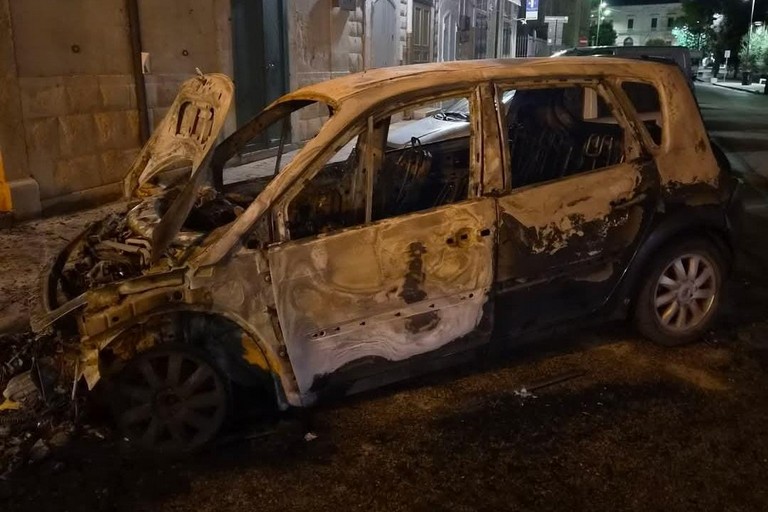 La Renault Scénic incendiata in via Griffi