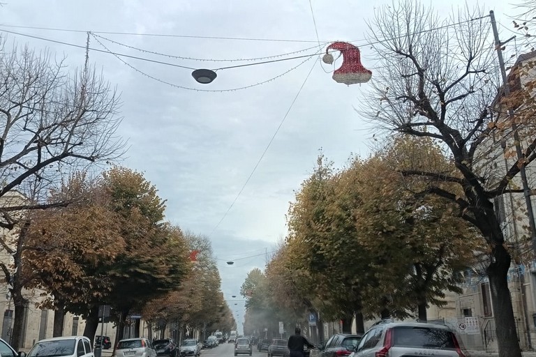 Le prime luminarie natalizie sui corsi principali. <span>Foto Teresa Fiore</span>