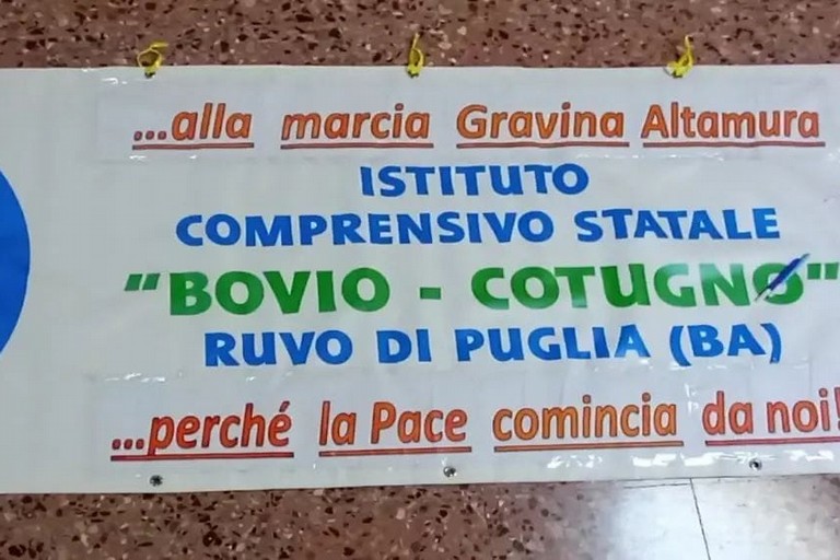 Gli studenti dell’IC Bovio-Cotugno in marcia per la pace