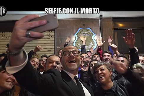 Iene - Selfie col morto