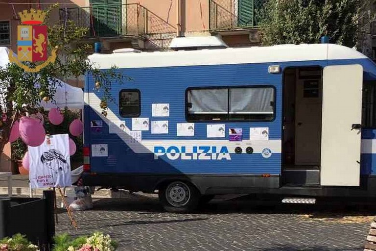 Camper della Polizia contro la violenza