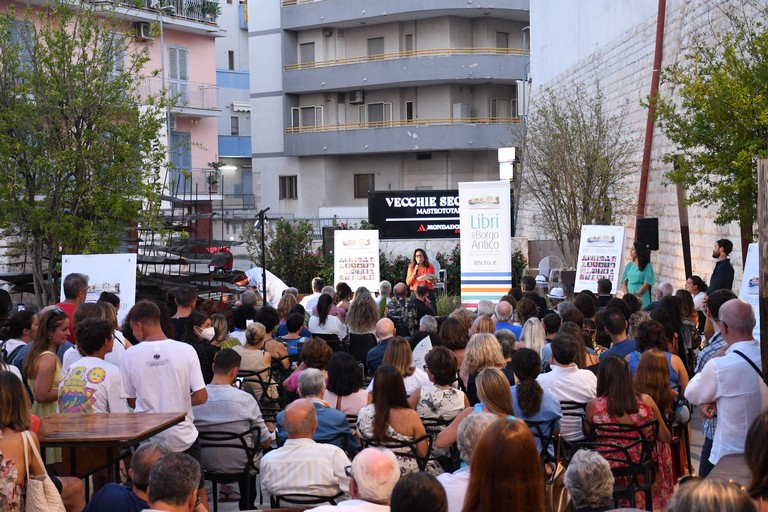 libri nel borgo antico