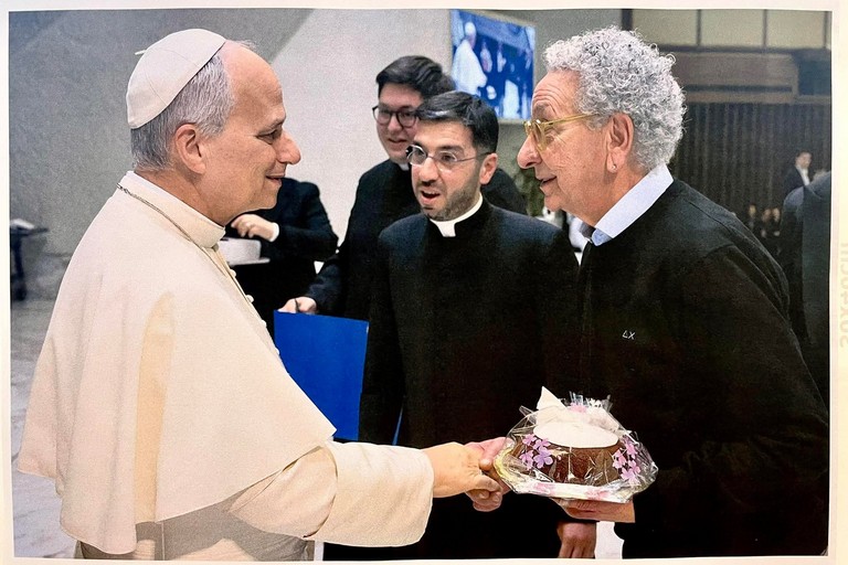 Il maestro Riccardo Civita consegna a Papa Leone XIV la sua creazione: nasce “Il Dolce del Papa”