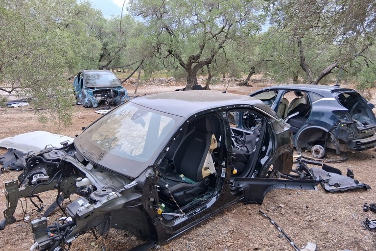 Le auto cannibalizzate nell'agro di Ruvo di Puglia