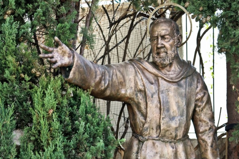 San Pio da Pietrelcina - statua esterna chiesa del Redentore. <span>Foto Teresa Fiore</span>