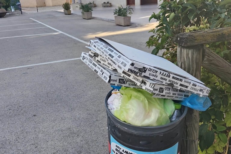 Rifiuti sul sagrato di Santa Lucia