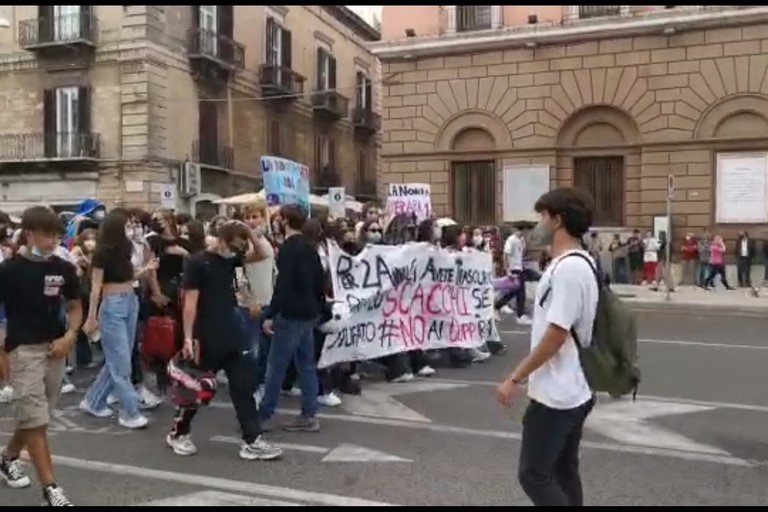 Studenti in protesta a Bari