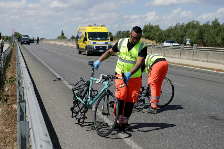 Strage dei ciclisti: «Morti per le fratture e le gravi lesioni agli organi interni»