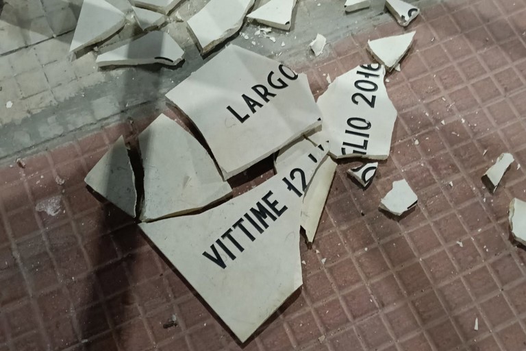Vandalizzata la targa commemorativa
