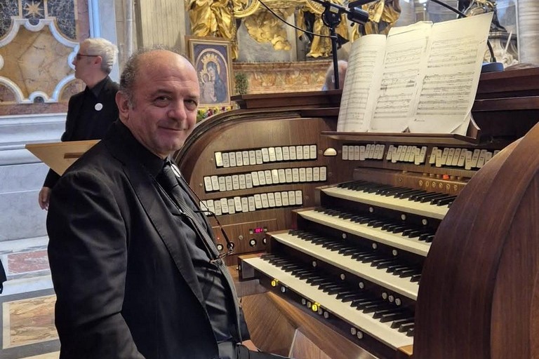 Il maestro Vincenzo Anselmi firma l’inno per l’ingresso del vescovo Domenico Basile