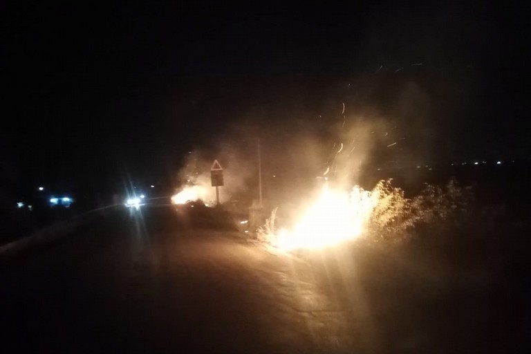 Paura in via Pertini: in fiamme sterpaglie a poca distanza dalle abitazioni